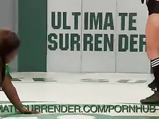 Победительница в секс борьбе лесбиянок может оттрахать проигравшую