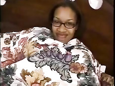 Парень отодрал мулатку с красивой грудью в позе наездницы и раком