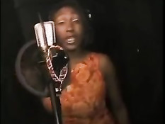 Две шикарные молодые мулатки раздеваются под музыку и отсасывают