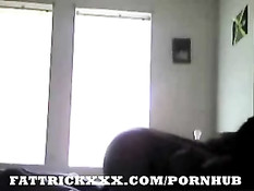 Чёрный мужик вставляет свой длинный хуй в жирную задницу мулатки