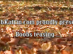 Красотка с большими сиськами Katrin Kozy показывает себя на кровати