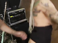 Сисястая любительница татуировок Jessie Lee сосёт и ебётся с парнем