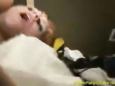 Молодая шлюшка отсосала после вечеринки и получила член в пизду