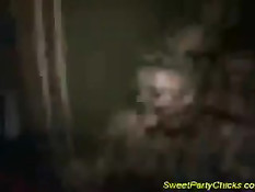 Молодая шлюшка отсосала после вечеринки и получила член в пизду