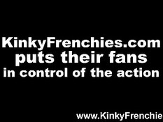 Очкастая женщина с кляпом во рту вставляет в анус бутылку и стонет