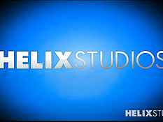 Два молодых худеньких парня занимались любовью в мягкой постели