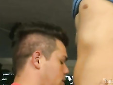 Гламурные голубые любовники делали друг другу минет в оранжерее