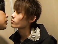 Гей отсосал в общественном туалете, а потом трахнул друга на кровати