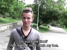 Чешский парень на улице знакомится с ребятами и разводит на минет