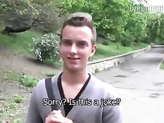 Чешский парень на улице знакомится с ребятами и разводит на минет