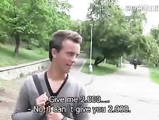 Чешский парень на улице знакомится с ребятами и разводит на минет