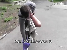 Чешский парень на улице знакомится с ребятами и разводит на минет