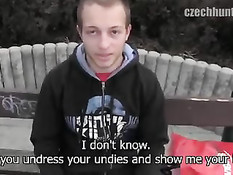 Чешский парень на улице знакомится с ребятами и разводит на минет