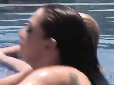 Лесбиянки Blue Angel и Sandra Shine занимались любовью в бассейне