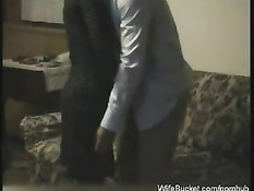 Возбуждённый мужик раздел жену и занялся с ней сексом на диване