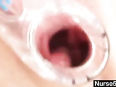 Грудастая старая медсестра снимает халат и мастурбирует в кабинете