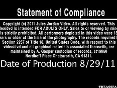 Сексуальная тёлка с пирсингом сосков подрочила хуй грудью во дворе