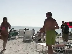 Молодые сучки разгуливают по курортному городу в полуголом виде