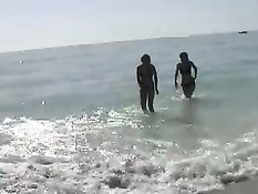 Молодые сучки разгуливают по курортному городу в полуголом виде