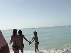 Молодые сучки разгуливают по курортному городу в полуголом виде