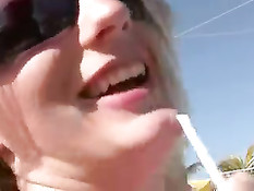 Молодые сучки разгуливают по курортному городу в полуголом виде