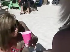 Молодые сучки разгуливают по курортному городу в полуголом виде