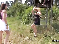 Мужчина приметил на поле двух молодых сучек и оттрахал их у вышки