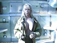 Сисястая блондинка Amber Lynn Bach трахается в лесу возле машины