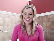 Весёлая девчонка включает видеокамеру и принимает пенную ванну