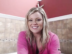 Весёлая девчонка включает видеокамеру и принимает пенную ванну