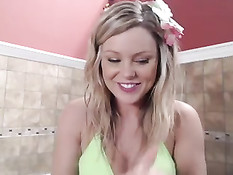 Весёлая девчонка включает видеокамеру и принимает пенную ванну