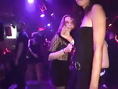 Видеокамера заглядывает под юбки девкам танцующим в ночном клубе