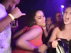 Видеокамера заглядывает под юбки девкам танцующим в ночном клубе