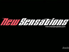 Молодые и очень сексуальные девчонки занимаются сексом с парнями