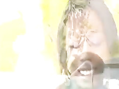 Чёрная девка натёрлась маслом и принялась мастурбировать во дворе