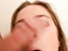 Тёлка захотела принять горячую ванну, а парень хотел получить минет