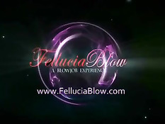 Красивая блондинка залезла в постель к парню и отсосала бритый хуй