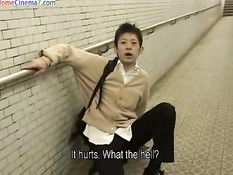 Ласковая японская девочка с большой грудью пришла в гости к парню