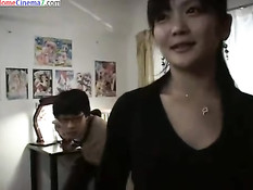 Ласковая японская девочка с большой грудью пришла в гости к парню