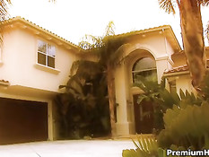 Holly Halston мастурбирует в порно клипе с лысой азиатской девушкой