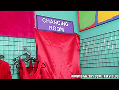 Грудастая продавщица магазина Madison Fox соблазняет покупателя