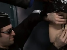 Ребята обвешали прищепками и трахнули вибратором похотливую суку