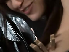 Ребята обвешали прищепками и трахнули вибратором похотливую суку