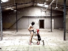 Мужчина в латексных трусах стоя оттрахал девчонку в красной маске