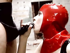 Мужчина в латексных трусах стоя оттрахал девчонку в красной маске