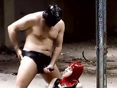 Мужчина в латексных трусах стоя оттрахал девчонку в красной маске