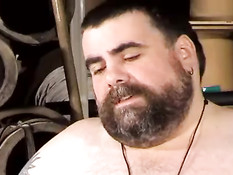 Два здоровенных толстых гея занимаются любовью с двумя парнями