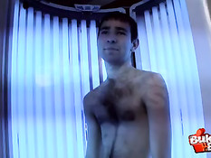 Компания голубых ребят отодрала волосатого парня в жопу на диване