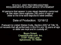 Молодой гей трахался с любовником на кровати и кончил ему на анус