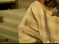 Голубой любовник в шортах пришёл в кабинет к боссу и отсосал член